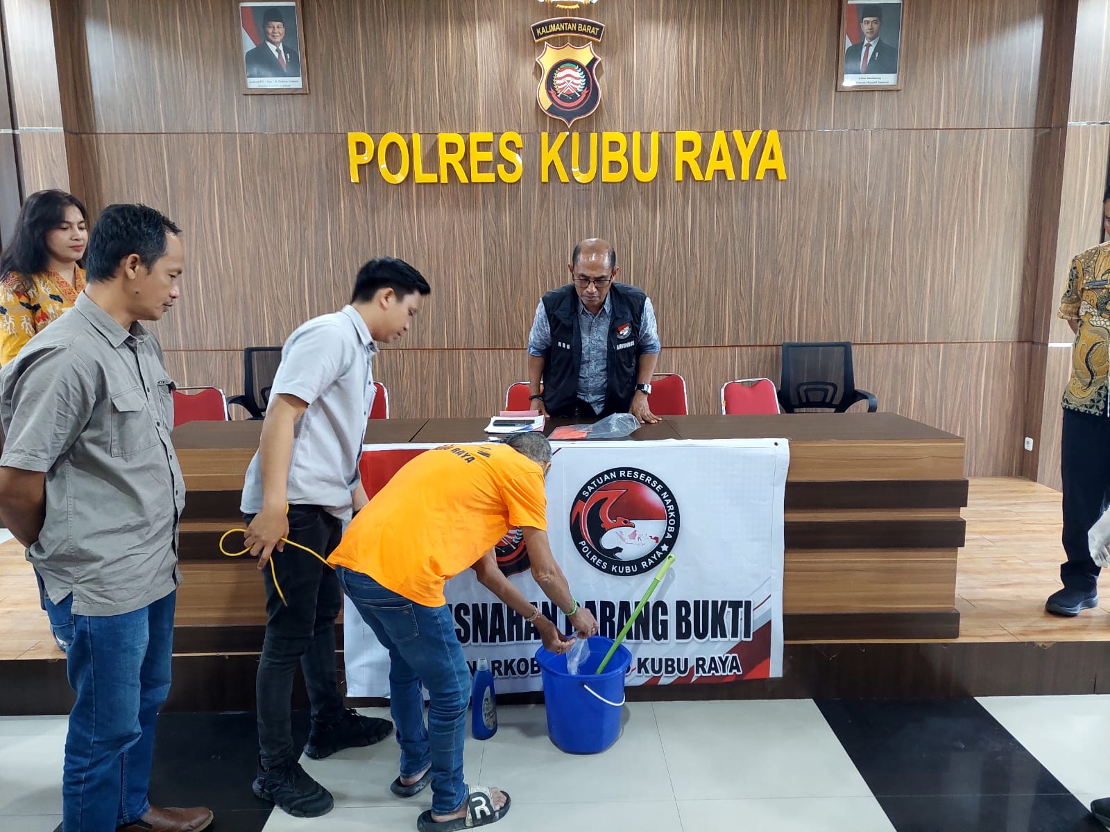 Satresnarkoba Polres Kubu Raya memusnahkan 50,06 gram sabu hasil pengungkapan kasus narkotika tahun 2026. Pemusnahan dilakukan secara terbuka sebagai bentuk akuntabilitas penanganan perkara dan komitmen kepolisian dalam memerangi peredaran narkoba. Foto: Istimewa