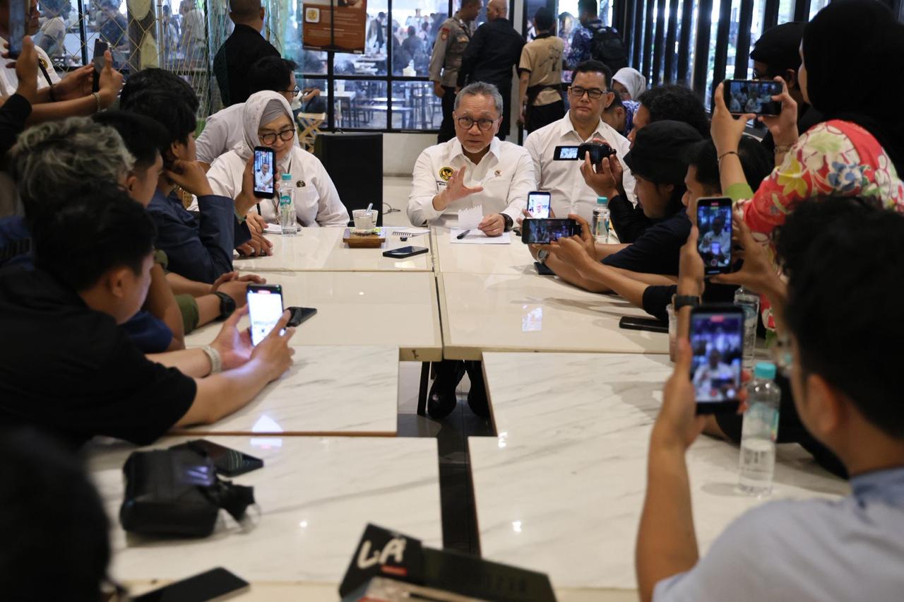 Menteri Koordinator Bidang Pangan Zulkifli Hasan saat berdialog dengan wartawan di Pontianak, Jumat (5/6/2026. Dalam dialog, Zulhas mengungkapkan upaya pemerintah dalam pengelolaan sampah Triple Planetary Crisis atau tiga krisis lingkungan global yang saat ini dihadapi dunia. Foto: Man Keling