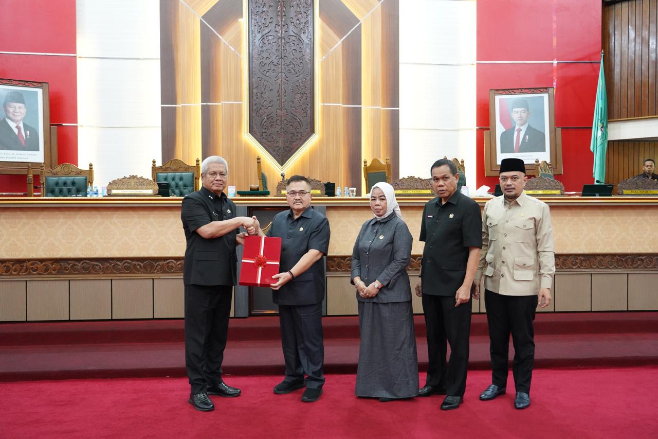 Sekda Kalbar Harisson menyerahkan dokumen Jawaban Gubernur Kalbar pada Rapat Paripurna DPRD Provinsi Kalbar, Senin (22/6/2026), terkait Raperda Pertanggungjawaban Pelaksanaan APBD Tahun Anggaran 2025. Foto: Istimewa.