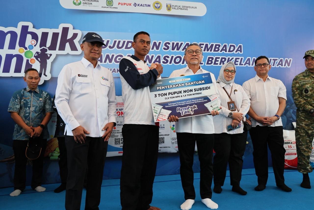 Menteri Koordinator Bidang Pangan, Zulkifli Hasan secara simbolis menyerahkan bantuan pupuk kepada petani usai dialog bersama petani di Kabupaten Kubu Raya, Jumat (5/6/2026). Foto: Man Keling