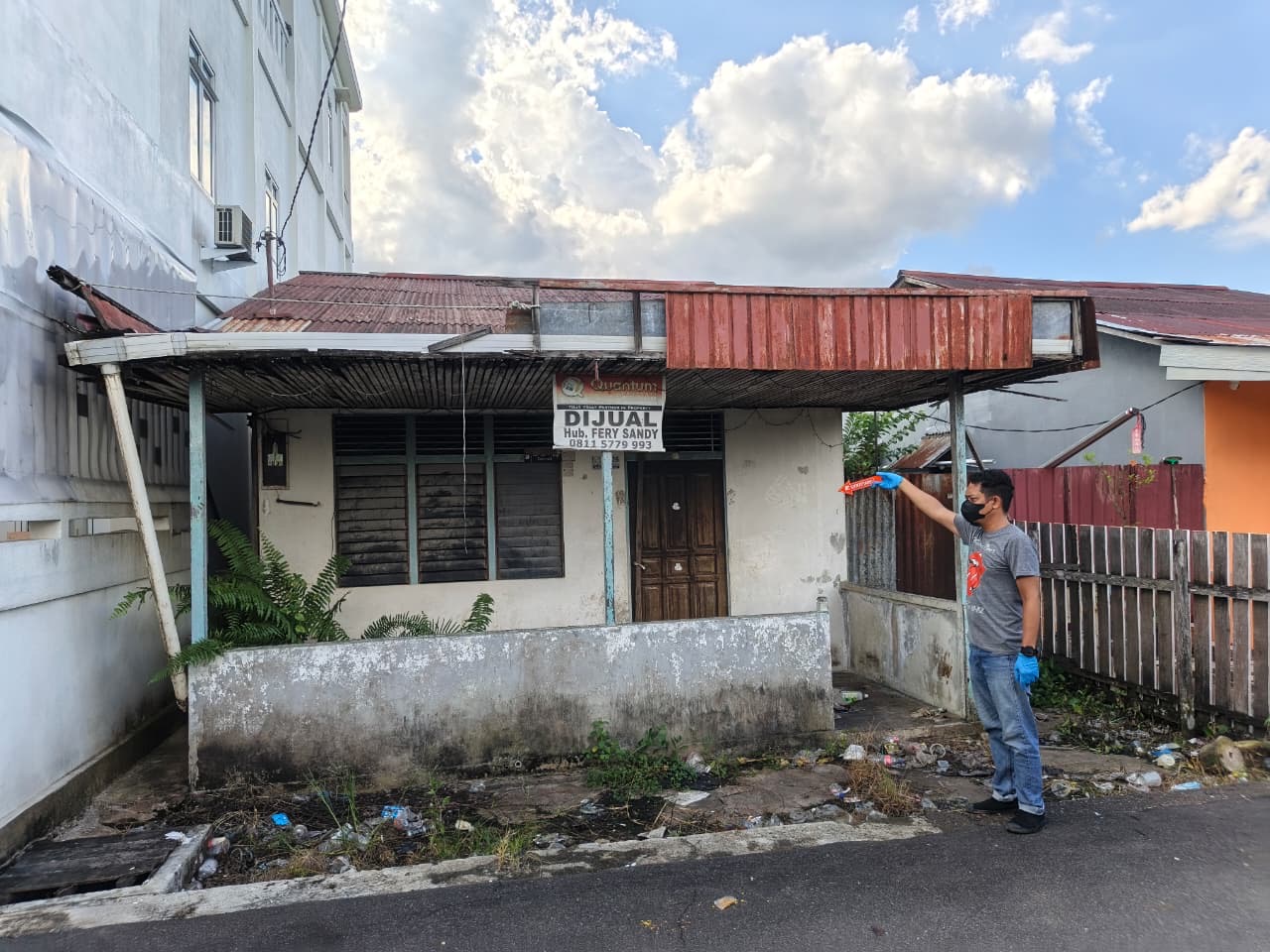 Rumah kosong di kawasan Parit Baru, Sungai Raya, menjadi lokasi penemuan jasad pria berinisial WH (31), Jumat (19/6/2026). Polisi yang melakukan olah TKP memastikan tidak ditemukan tanda-tanda kekerasan pada tubuh korban. Foto: Istimewa.