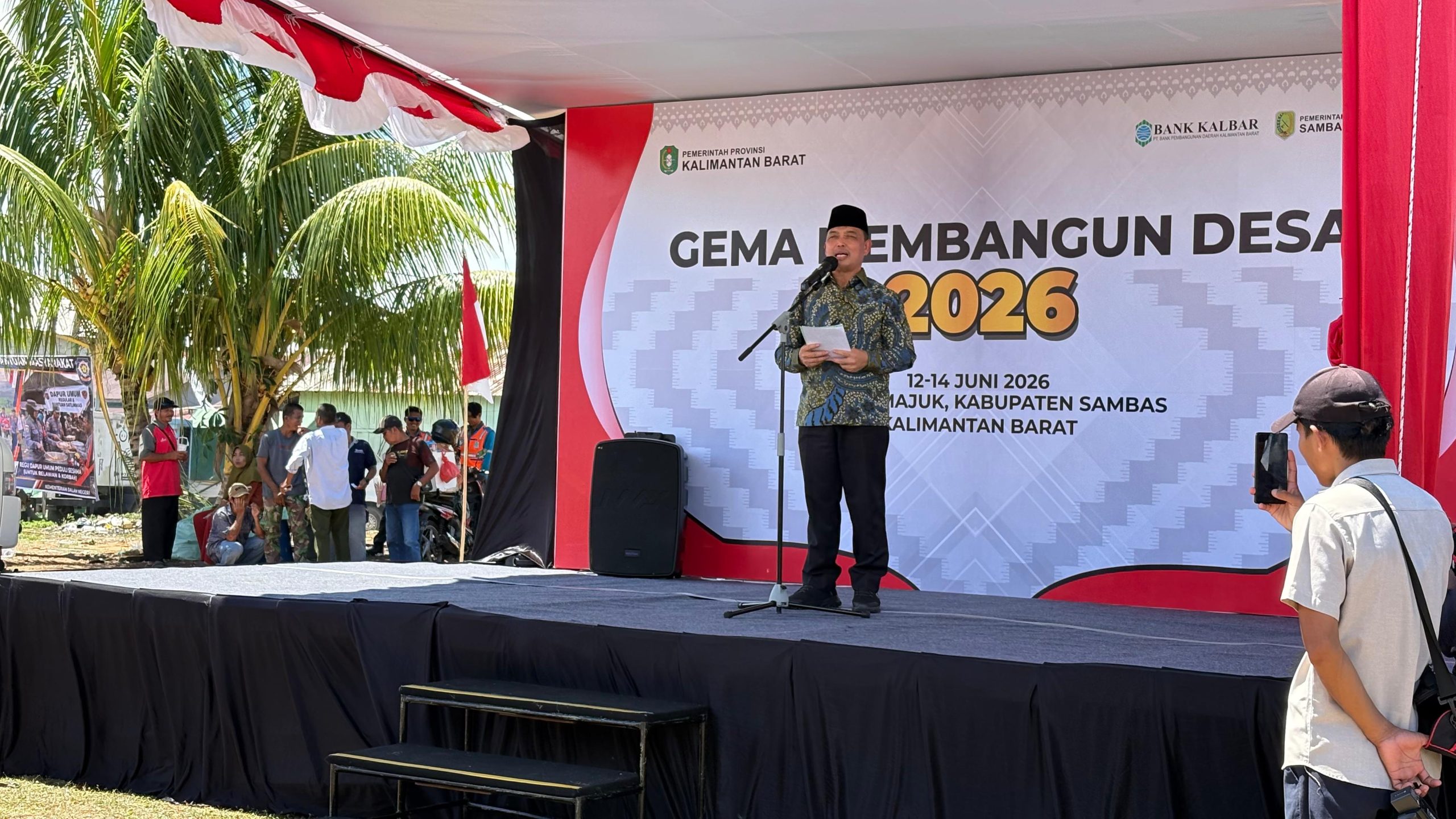Gubernur Kalbar Ria Norsan memberikan sambutan pada rangkaian Gema Membangun Desa 2026 di Temajuk, Sambas. Pengembangan sektor garam, pariwisata, dan infrastruktur menjadi fokus utama pembangunan kawasan perbatasan. Foto: Istimewa.