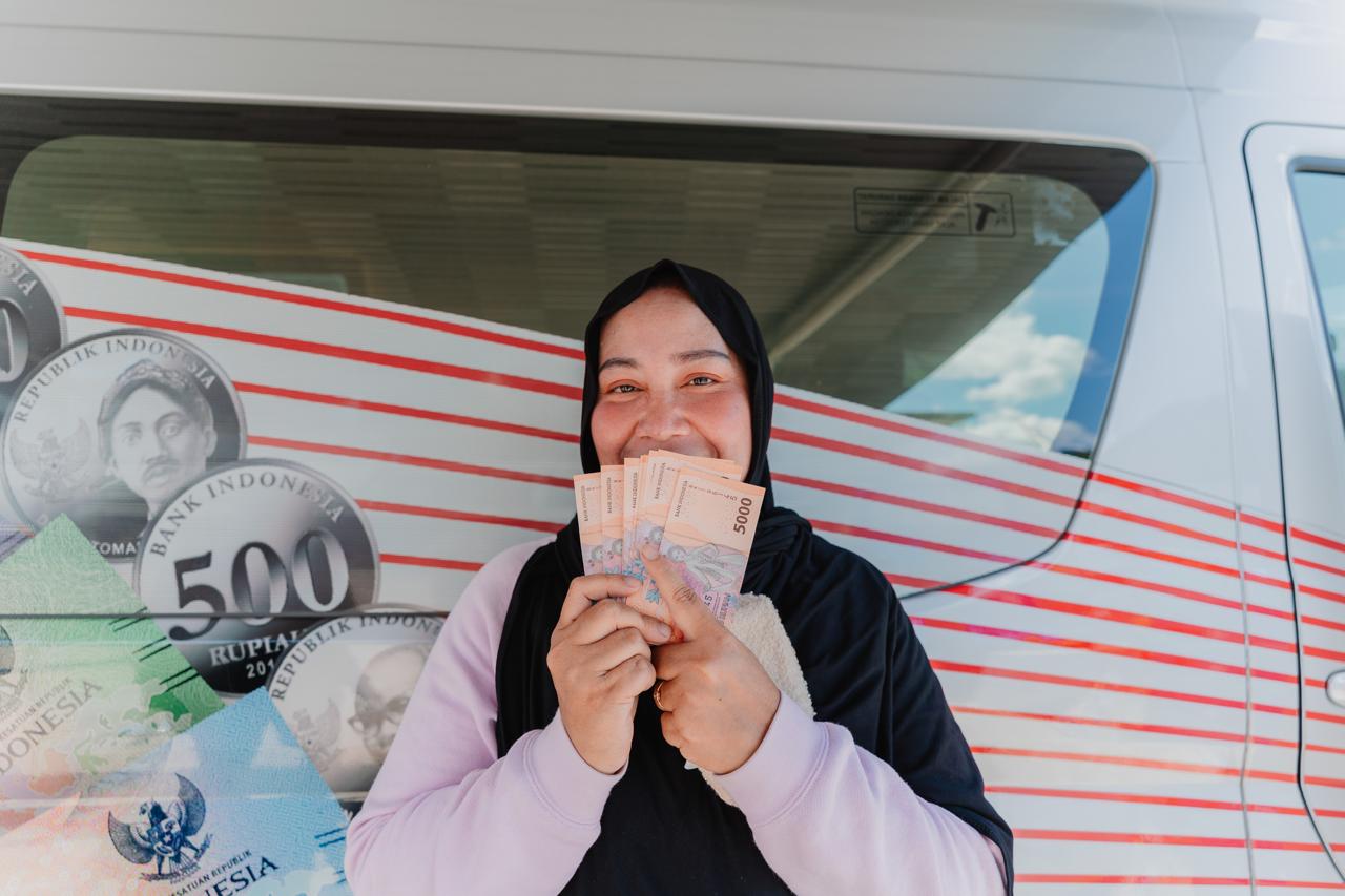 Warga memperlihatkan uang Rupiah hasil penukaran pada layanan Kas Keliling Bank Indonesia di PLBN Entikong, Kamis (25/6), dalam rangka LENTERA Batas Negeri 2026. Foto: Istimewa.