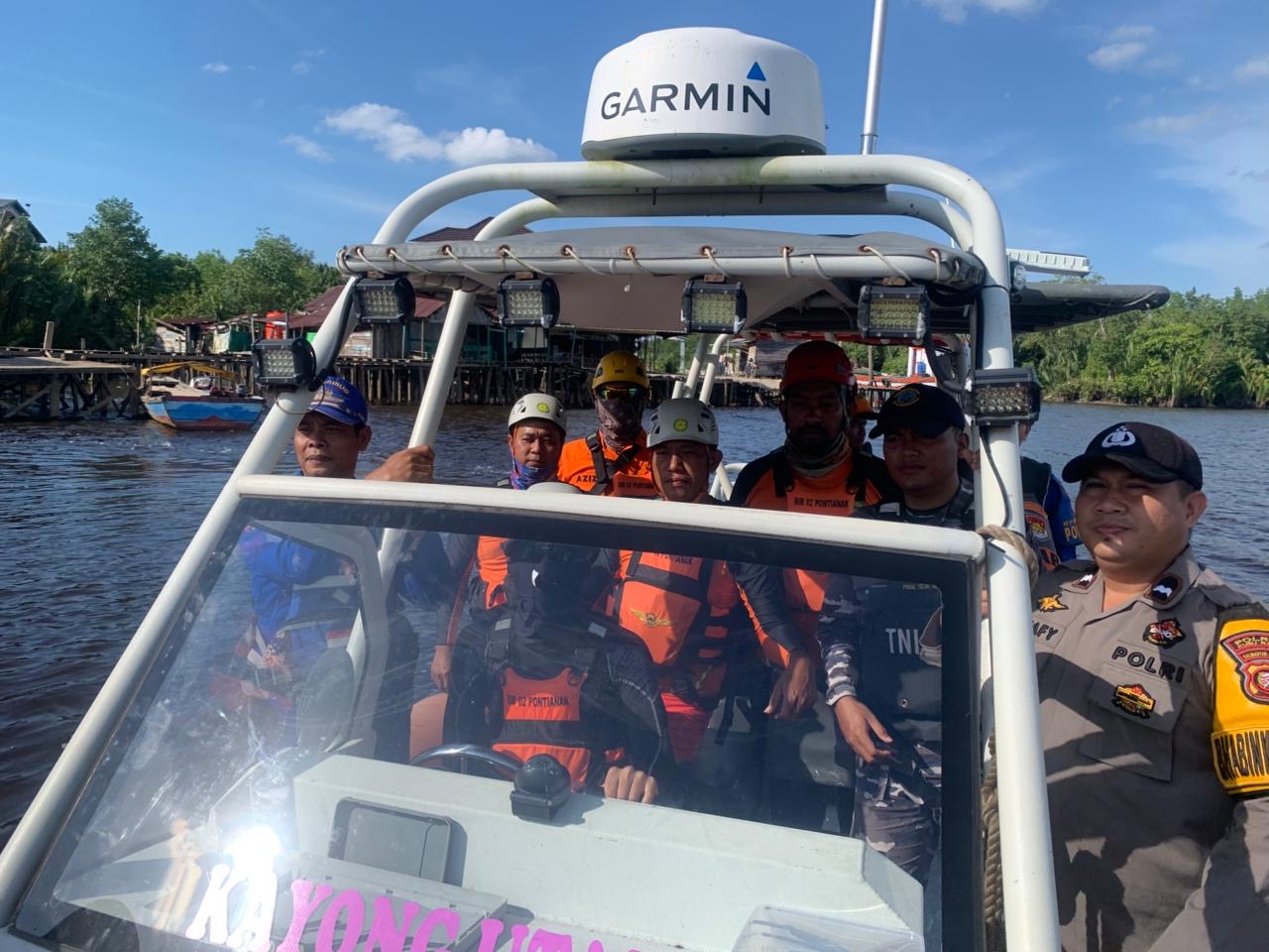 Tim SAR Gabungan bersama personel Polsek Batu Ampar melanjutkan operasi pencarian Sulyadi di perairan Sungai Batu Ampar, Kabupaten Kubu Raya, Jumat (26/6). Foto: Istimewa