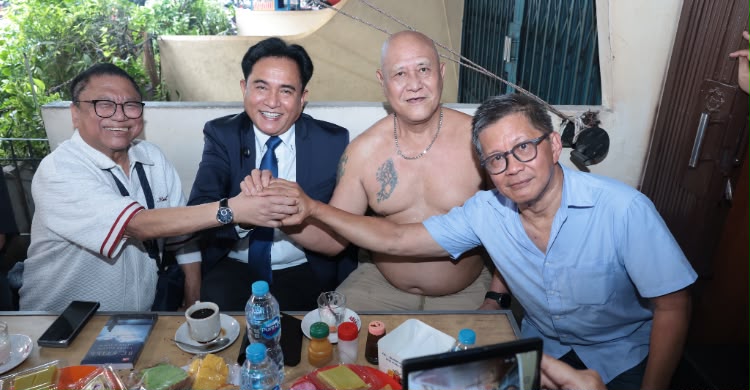 Yohanes Efendi atau Koh Asiang, pemilik Warkop Asiang yang merupakan salah satu warkop legendaris di Pontianak berfoto bersama Ketum Partai Hanura yang juga tokoh nasional asal Kalbar Oesman Sapta Odang (OSO), Menko Kumham Imipas Yusril Ihza Mahendra, akademikus, filsuf, dan intelektual publik Indonesia Rocky Gerung. Budaya ngopi di Pontianak dinilai menjadi salah satu media menjaga keharmonisan umat beragama di Pontianak. Foto: Man Keling