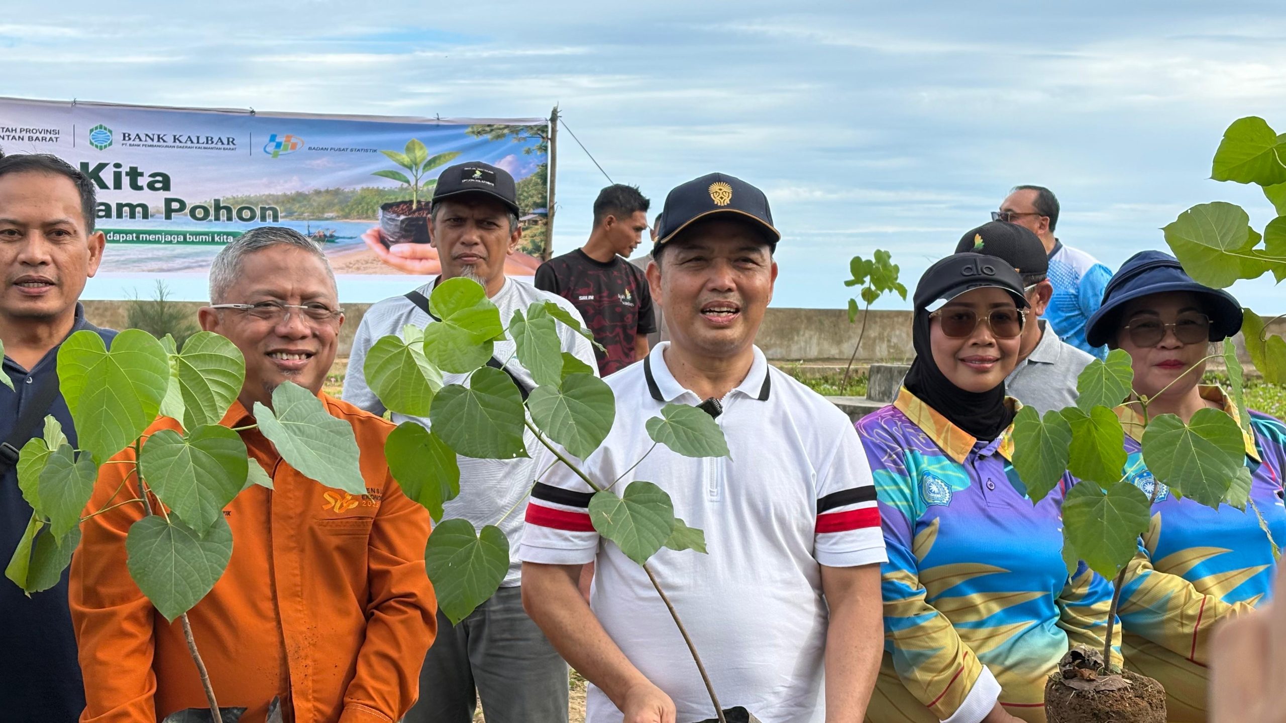 Gubernur Kalbar, Ria Norsan mengikuti penanaman pohon di Pantai Camar Bulan, Desa Temajuk, Kabupaten Sambas, Sabtu (13/6/2026). Aksi tanam pohon yang diikuti merupakan bentuk komitmen pelestarian lingkungan dan konservasi kawasan pesisir. Foto: Istimewa.