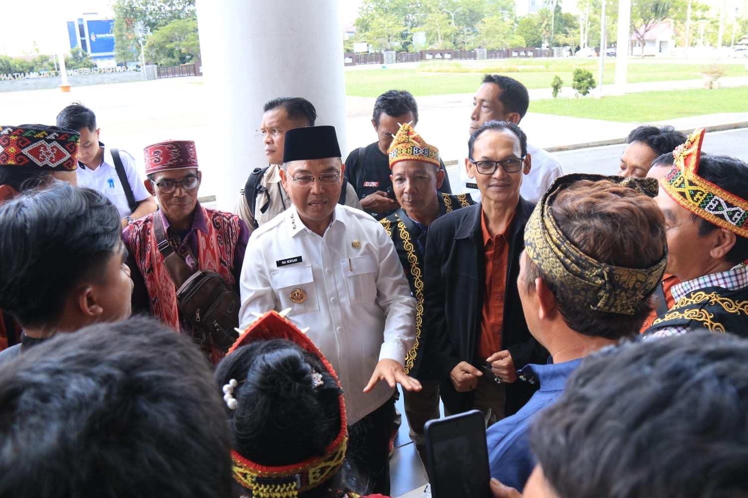 Gubernur Kalbar Ria Norsan berdialog dengan masyarakat adat usai menerima kunjungan kerja Baleg DPR RI di Pontianak, Rabu (10/6/2026). Norsan berharap RUU Masyarakat Adat segera disahkan untuk memperkuat perlindungan hukum dan pengakuan hak masyarakat adat. Foto: Istimewa