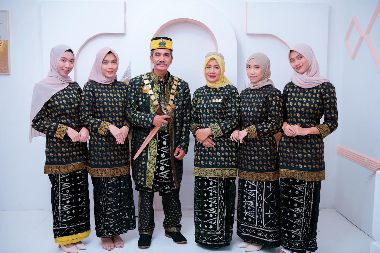 Pangeran Ratu Surya Negara Kesultanan Sanggau bersama keluarga tampil mengenakan busana berbahan kain Kalengkang, simbol kebanggaan budaya Melayu Sanggau yang kini telah diakui sebagai Warisan Budaya Takbenda Nasional. Foto: Istimewa.