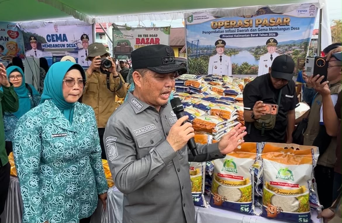 Gubernur Kalimantan Barat Ria Norsan meninjau pasar murah dalam Program Gema Membangun Desa di Kecamatan Teluk Batang, Kabupaten Kayong Utara, Jumat (31/7/2026). Sebanyak 1.000 paket sembako bersubsidi dijual seharga Rp50 ribu guna membantu masyarakat dan menekan inflasi daerah. Foto: Istimewa