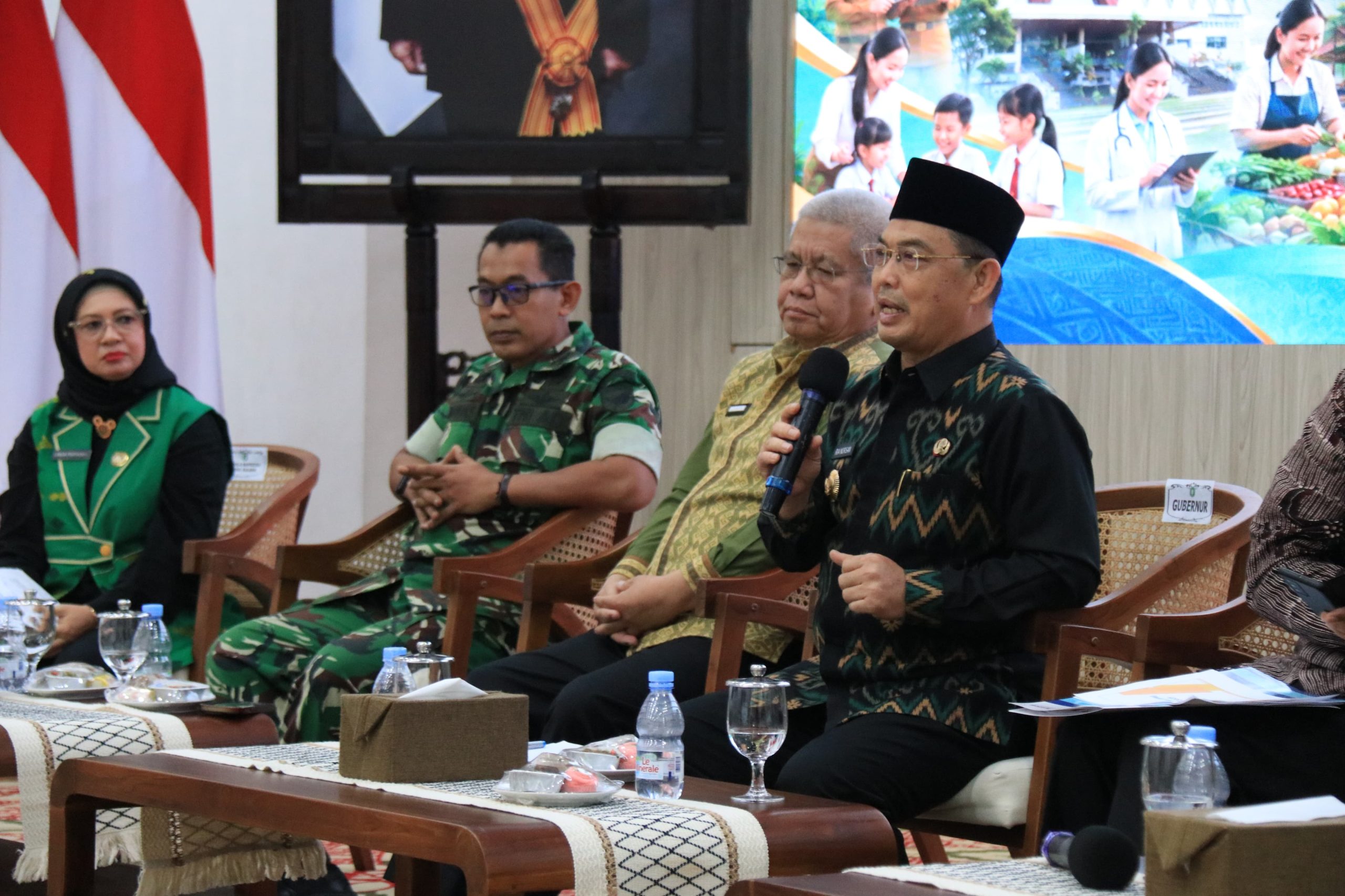 Gubernur Kalimantan Barat Ria Norsan memberikan arahan pada Coffee Morning Satgas Percepatan Peningkatan IPM Provinsi Kalimantan Barat di Balai Petitih, Pontianak, Kamis (2/7/2026). Foto: Istimewa.