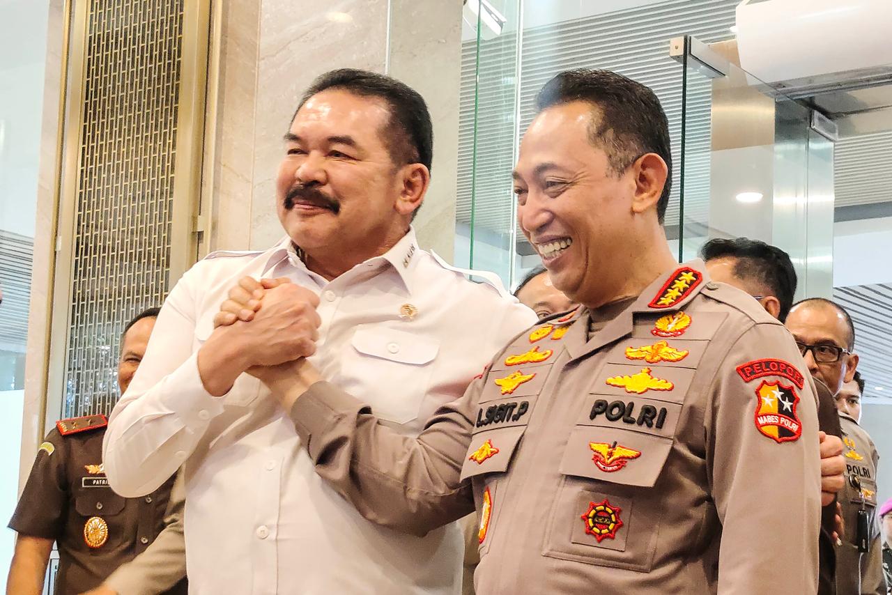 Kapolri Jenderal Polisi Listyo Sigit Prabowo (kanan) bersama Jaksa Agung ST Burhanuddin (kiri) melakukan salam komando usai pertemuan di Kejaksaan Agung, Jakarta, Senin (13/7/2026). Foto: ANTARA