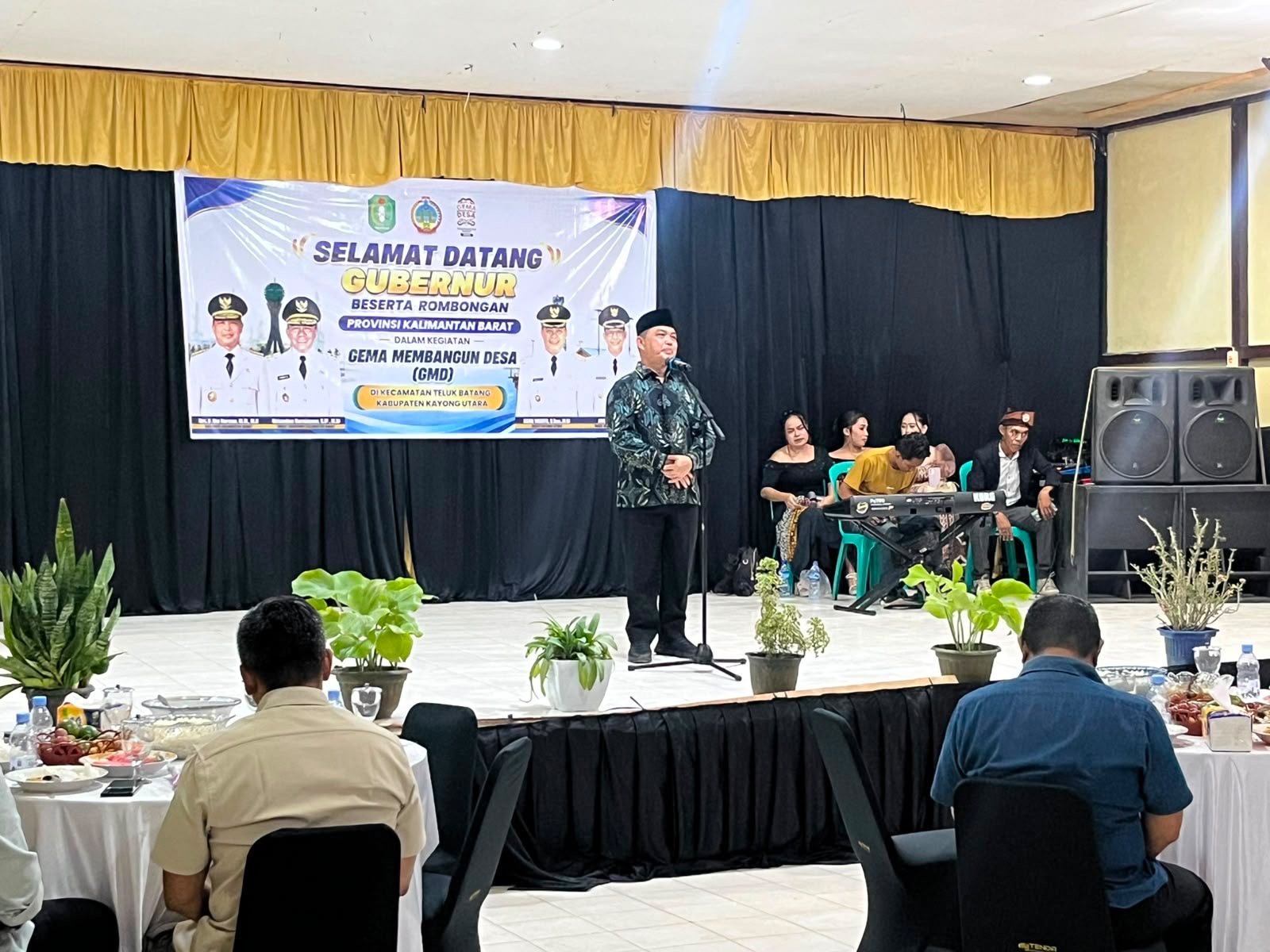 Gubernur Kalbar Ria Norsan berdialog langsung dengan masyarakat Teluk Batang, Kamis (29/7/2026). Melalui Program Gema Membangun Desa Pemprov Kalbar berupaya memperkuat pembangunan dari desa. Foto: Istimewa