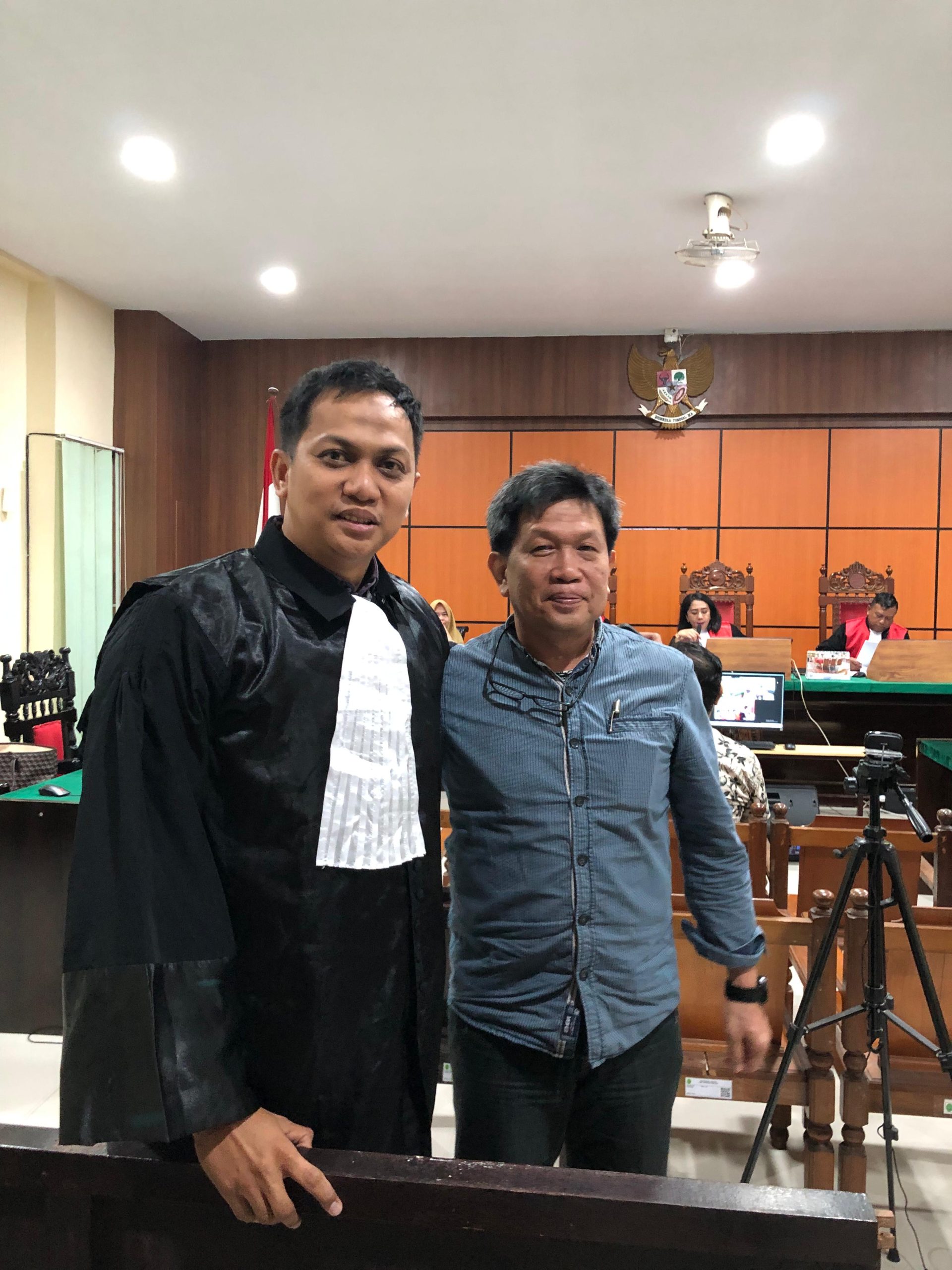 Andi Hariadi, Kuasa hukum terdakwa dugaan korupsi dana hibah pembangunan Gereja GKE “Petra” Sintang foto bersama usai sidang putusan, (2/7/2026). Foto: Istimewa