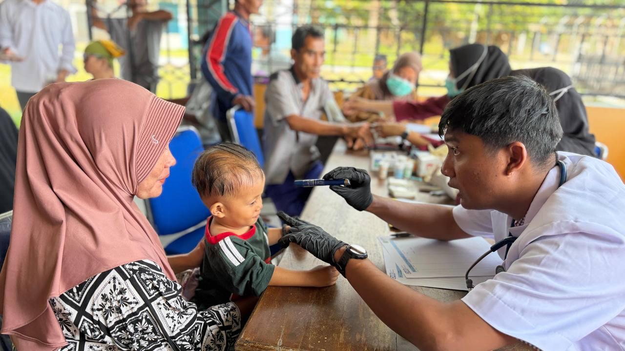 Tenaga medis memeriksa kondisi balita saat layanan kesehatan gratis dalam program DIB Care di Desa Pelapis, Kecamatan Kepulauan Karimata, Kabupaten Kayong Utara. Foto: Istimewa