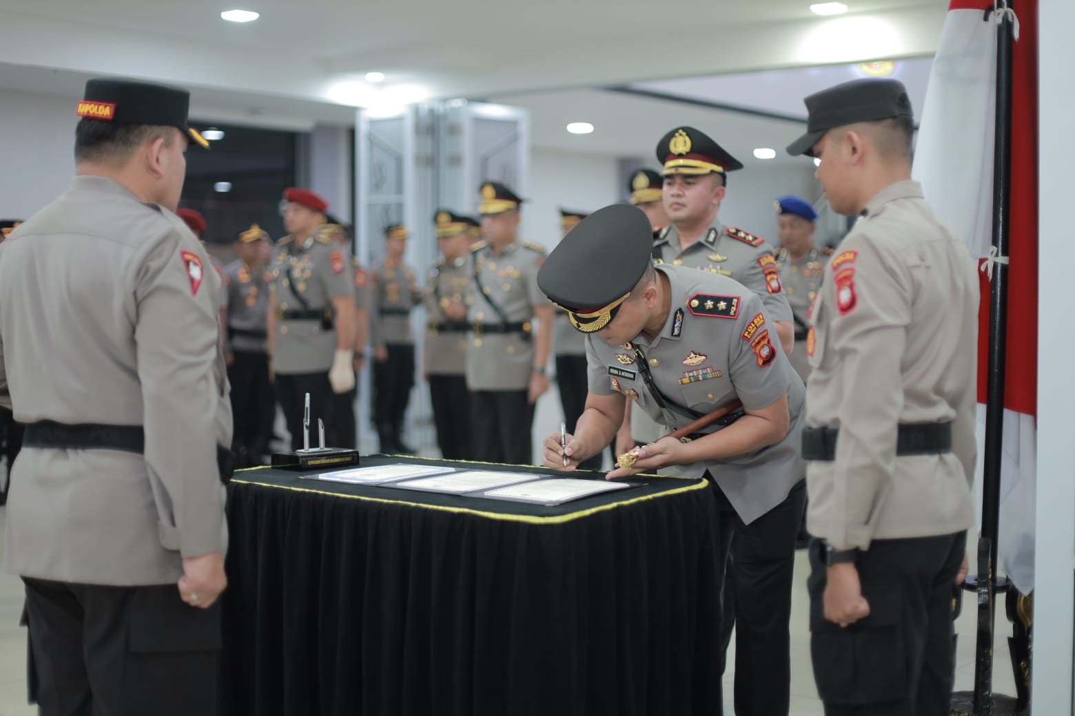 AKBP Rensa Sastika Aktadivia Robinson, menandatangani berita acara serah terima jabatan usai resmi dilantik sebagai Kapolres Kubu Raya menggantikan AKBP Kadek Ary Mahardika dalam upacara yang dipimpin Kapolda Kalimantan Barat Irjen Pol. Alberd Teddy Benhard Sianipar di Mapolda Kalbar, Rabu (29/7/2026). Foto: Istimewa
