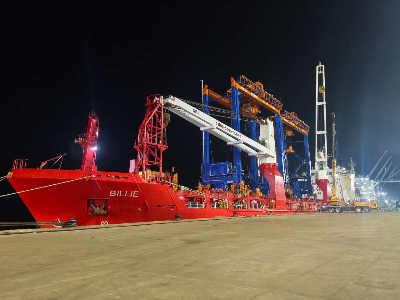 Kapal MV BILLIE bersandar di Dermaga Terminal Kijing, Kabupaten Mempawah, Kalimantan Barat, mengangkut dua unit Rubber Tyred Gantry (RTG) Crane Hybrid Full Battery yang didatangkan langsung dari Tiongkok, Jumat (4/7/2026) dini hari. Foto:Istimewa