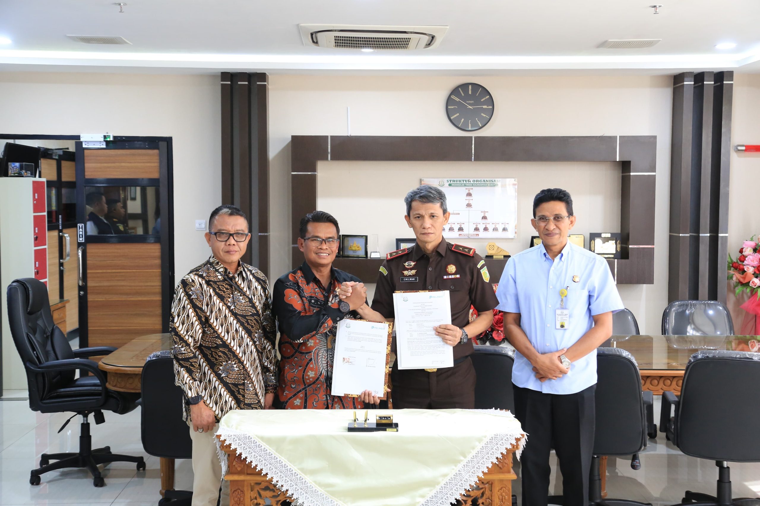 General Manager PT Pelindo Regional 2 Pontianak, Kalbar Yanto dan Kepala Kejaksaan Tinggi Kalbar, Emilwan Ridwan menunjukkan perjanjian kerja sama strategis penanganan permasalahan hukum di bidang Perdata dan Tata Usaha Negara (Datun), di Kantor Kejati Kalbar, Pontianak, Kamis (23/7/2026). Foto: Istimewa