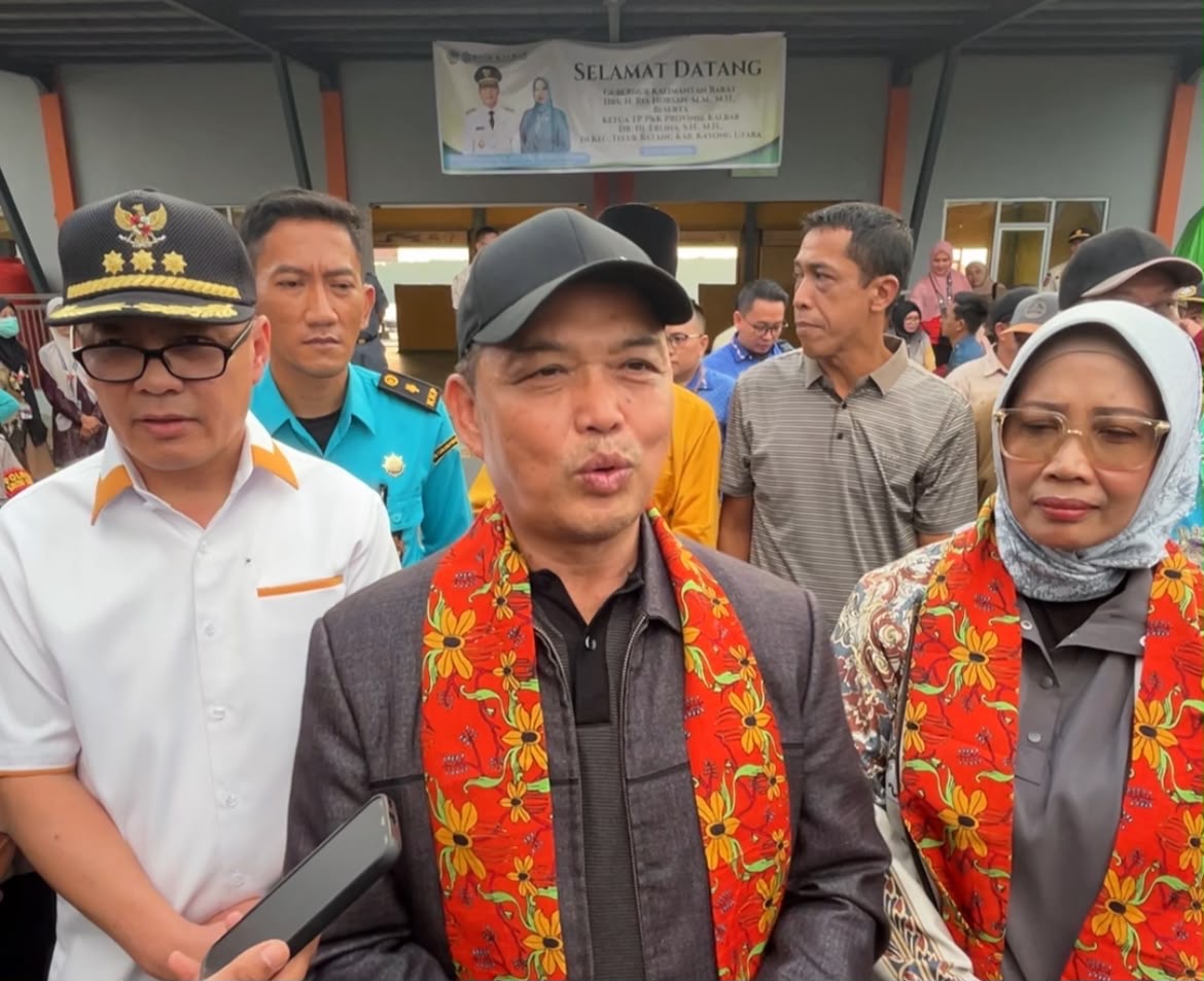 Gubernur Kalimantan Barat, Ria Norsan, memberikan keterangan kepada awak media usai tiba di Kecamatan Teluk Batang, Kabupaten Kayong Utara, Jumat (31/7/2026). Ria Norsan mengajak masyarakat menghadiri Gema Membangun Desa sekaligus memeriahkan MTQ ke-34 Tingkat Provinsi Kalimantan Barat di Sukadana. Foto: Istimewa