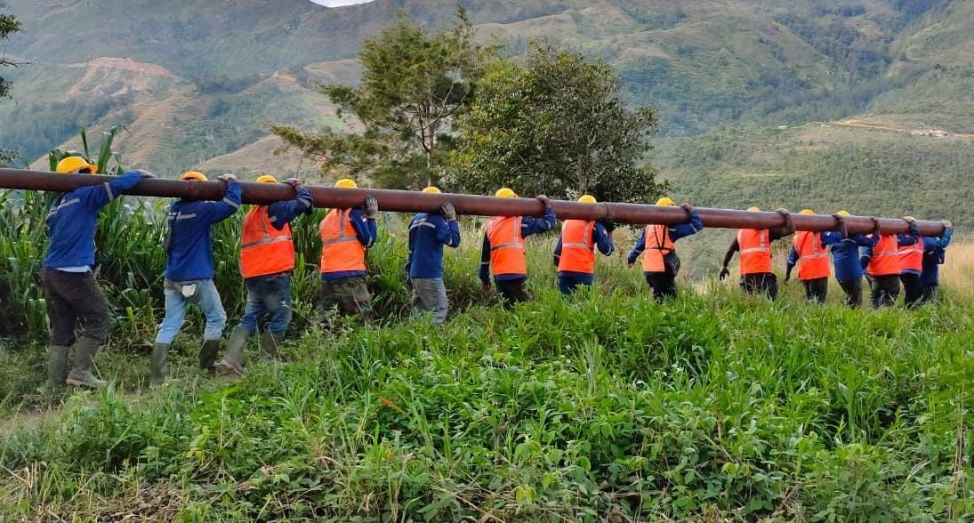 Petugas PLN bergotong-royong melakukan pekerjaan pemulihan infrastruktur kelistrikan di wilayah Indonesia. Sementara di Kalbar, PLN UID menyatakan sistem kelistrikan Kalimantan Barat kini kembali normal setelah gangguan pada PLTU yang memicu pemadaman bergilir sejak awal Juli 2026 berhasil diatasi. Foto: Istimewa