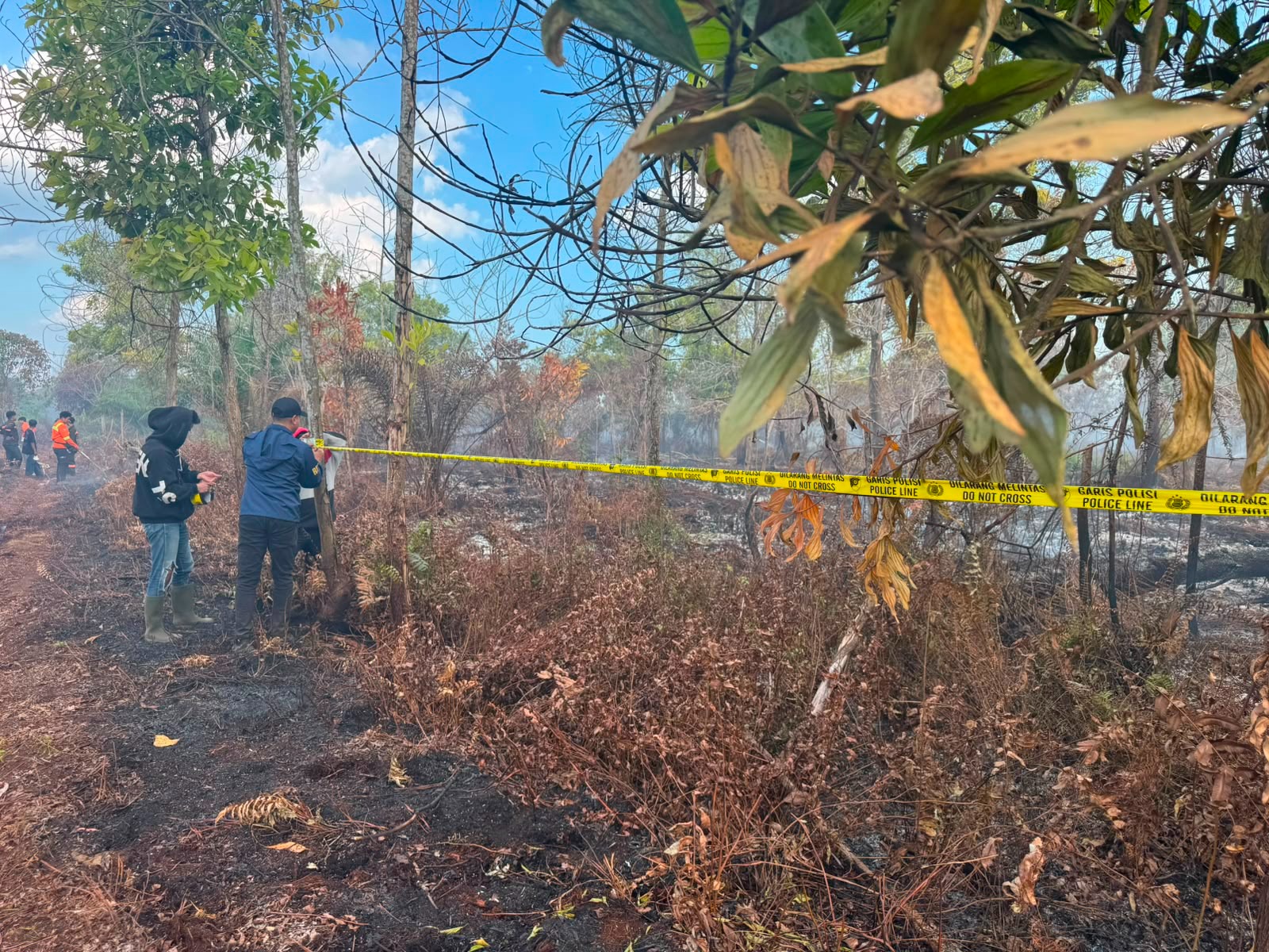Polisi memasang police line di lahan bekas karhutla seluas sekitar dua hektare di Jalan Parit H. Mukhsin, Desa Parit Baru, Kecamatan Sungai Raya, Kabupaten Kubu Raya, Selasa (21/7/2026). Foto: Istimewa