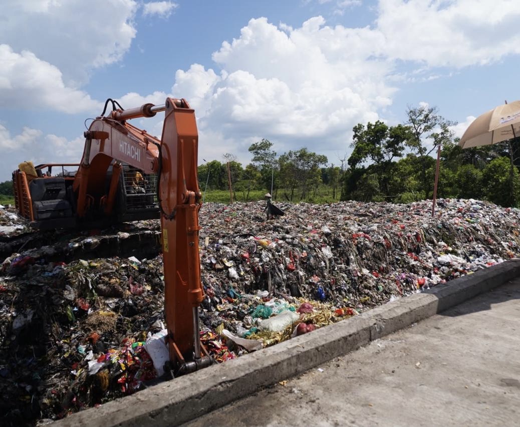 Alat berat dikerahkan di TPA Batulayang, Pontianak Utara, untuk mempercepat penanganan lonjakan timbulan sampah yang meningkat sekitar 20 persen akibat musim buah. Foto: Istimewa