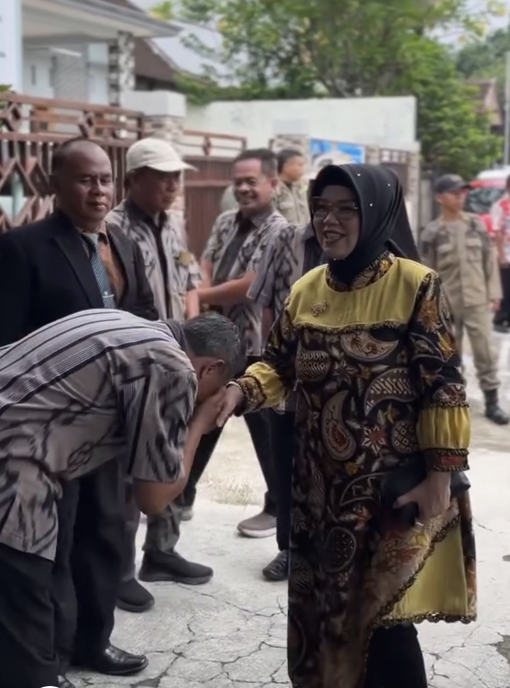 Bupati Sukoharjo, Etik Suryani, menyapa masyarakat dalam sebuah kegiatan. KPK mengamankan Etik Suryani dalam operasi tangkap tangan (OTT) terkait dugaan pemerasan terhadap perangkat daerah. Foto: Ig @etiksuryani_ad1b