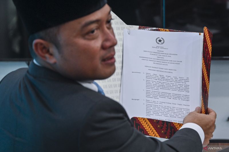 Menteri Sekretaris Negara (Mensesneg) Prasetyo Hadi yang juga Juru Bicara Presiden RI mengumumkan nama-nama pejabat baru di lingkungan Kejaksaan Agung yang telah ditetapkan oleh Presiden Prabowo Subianto. Foto: Antara