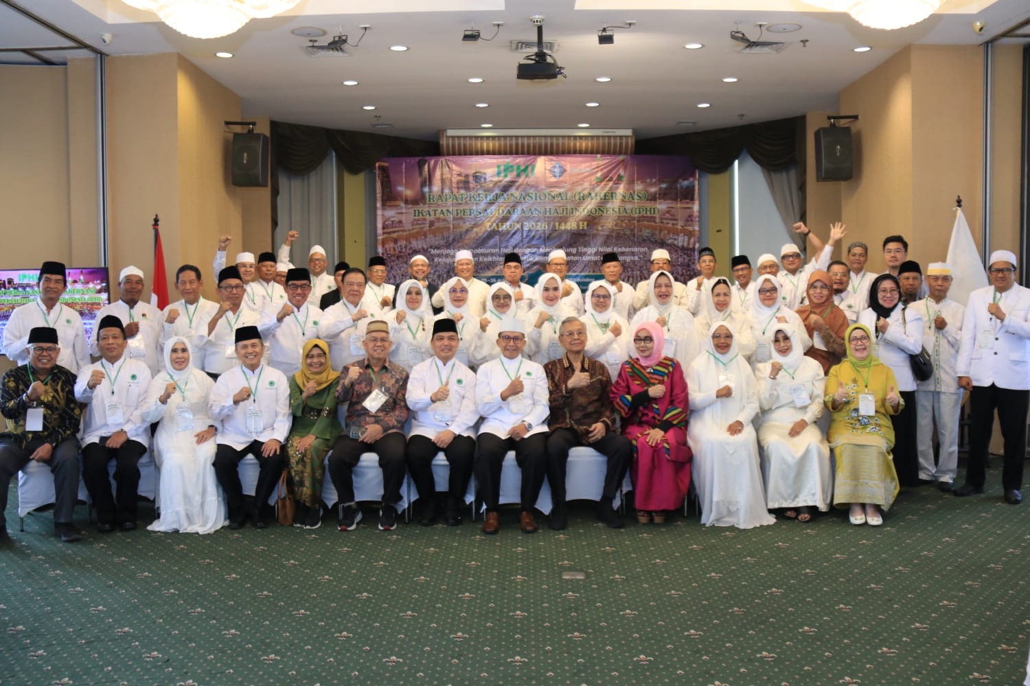 Gubernur Kalimantan Barat, Ria Norsan bersama peserta Rapat Kerja Nasional (Rakernas) Ikatan Persaudaraan Haji Indonesia (IPHI) Tahun 2026 berfoto bersama di The CEO Building, Jakarta Selatan, Sabtu (25/7/2026). Foto: Istimewa