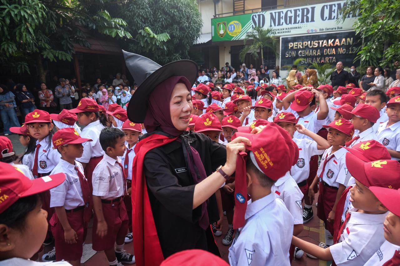 Seorang guru mengenakan kostum unik saat pembukaan Masa Pengenalan Lingkungan Sekolah (MPLS) di SD Negeri Cemara 2 Solo, Jawa Tengah, Senin (13/7/2026). Di Kalbar, saat ini jumlah kekurangan guru mencapai 5.000 orang untuk tingkat SMA/SMK. Foto: ANTARA