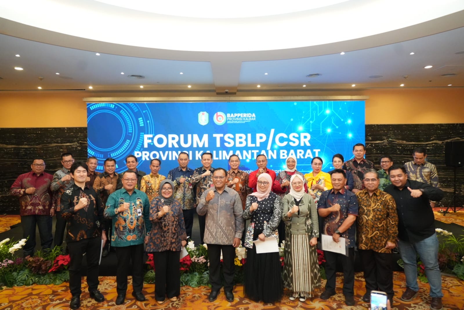 Gubernur Kalbar Ria Norsan bersama para kepala daerah, perwakilan perusahaan, dan tamu undangan berfoto bersama usai peluncuran Forum TSBLP/CSR Provinsi Kalimantan Barat di Jakarta, Kamis (9/7/2026). Foto: Istimewa