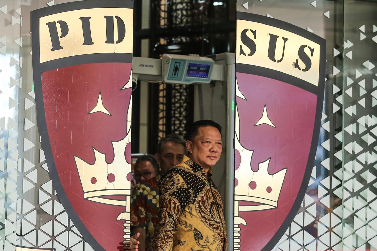 Jaksa Agung Muda Tindak Pidana Khusus (Jampidsus) Kejaksaan Agung Febrie Adriansyah keluar dari ruangan untuk menyampaikan keterangan saat konferensi pers di Kejaksaan Agung, Jakarta, Jumat (10/7/2026). Foto: Antara