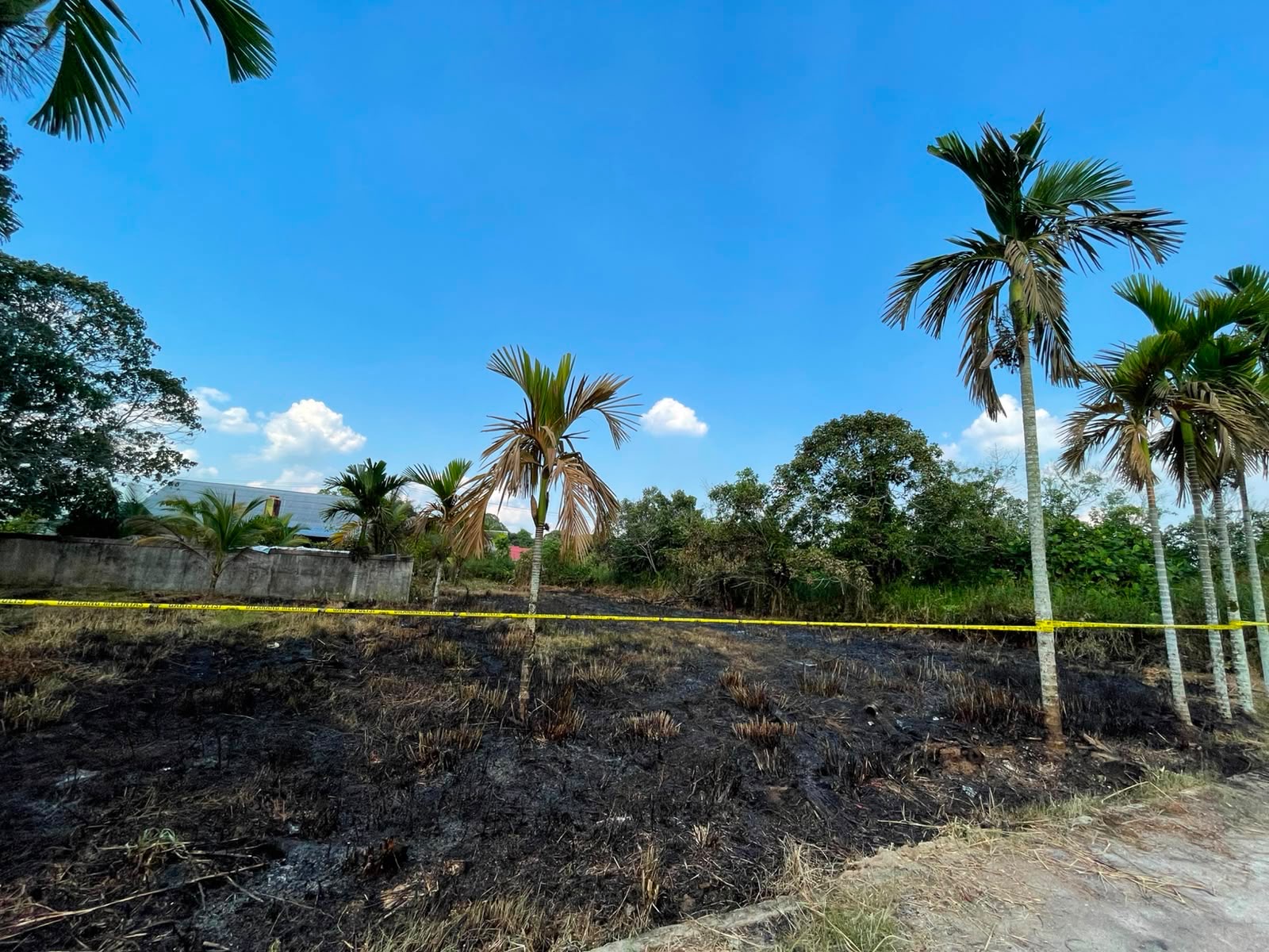 Satgas Gakkum Satreskrim Polres Kubu Raya mengamankan lokasi kebakaran lahan di Desa Kampung Arang dengan memasang garis polisi. Penyidik masih mendalami dugaan penyebab kebakaran serta memeriksa sejumlah saksi. Foto: Istimewa
