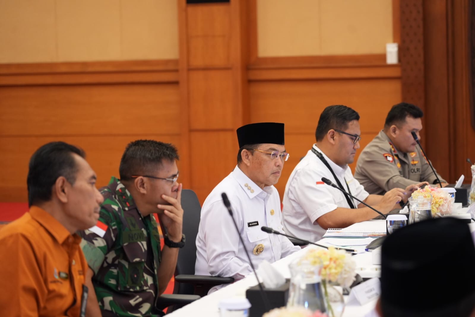 Gubernur Kalimantan Barat Ria Norsan (tengah) memimpin High Level Meeting Pengendalian Inflasi Semester II Tahun 2026 di Aula Kriang Bandong, Kantor Perwakilan Bank Indonesia Provinsi Kalbar, Pontianak, Rabu (22/7/2026). Foto: Istimewa.