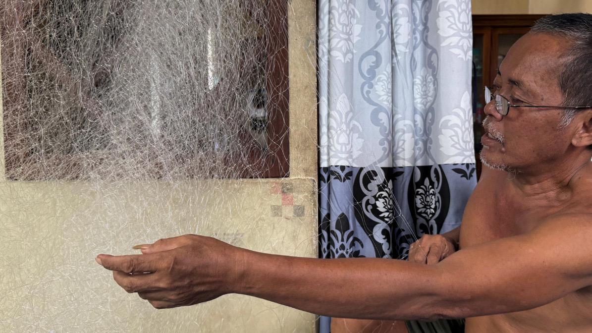 Nelayan Desa Pelapis, Kepulauan Karimata, kayong Utara, merakit jaring insang dari program CSR PT Dharma Inti Bersama. Foto: Istimewa
