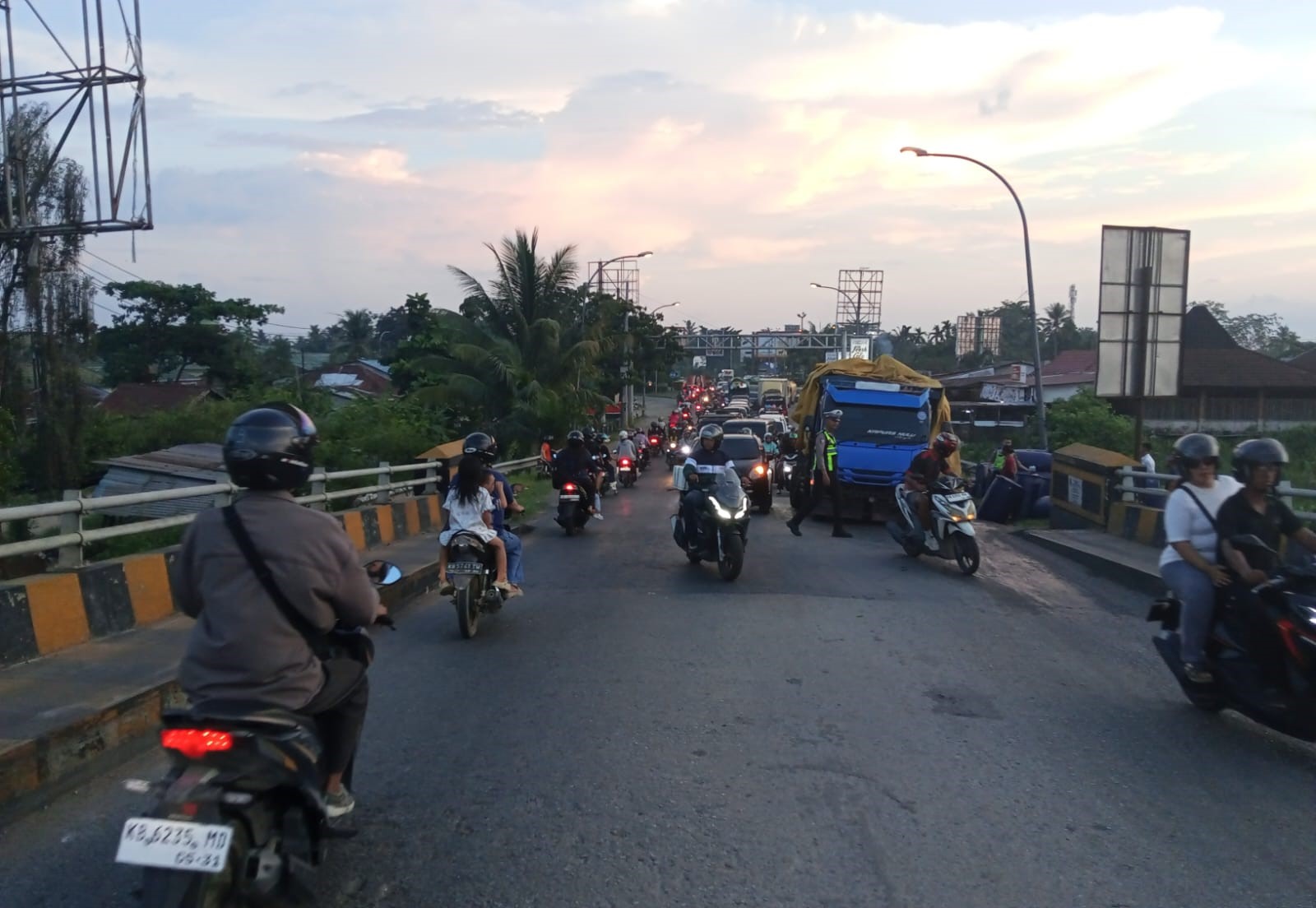 Petugas Satlantas Polres Kubu Raya mengatur arus lalu lintas di Jembatan Kapuas Dua, Kecamatan Sungai Raya, saat truk angkutan barang mengalami patah as roda dan memicu kemacetan panjang di Jalan Trans Kalimantan, Senin (6/7/2026). Foto: Istimewa