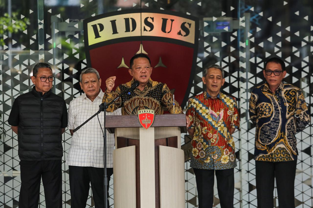 Mantan Jaksa Agung Muda Tindak Pidana Khusus (Jampidsus) Kejaksaan Agung Febrie Adriansyah (tengah) menyampaikan keterangan saat konferensi pers di Kejaksaan Agung, Jakarta, Jumat (10/7/2026).Foto: ANTARA