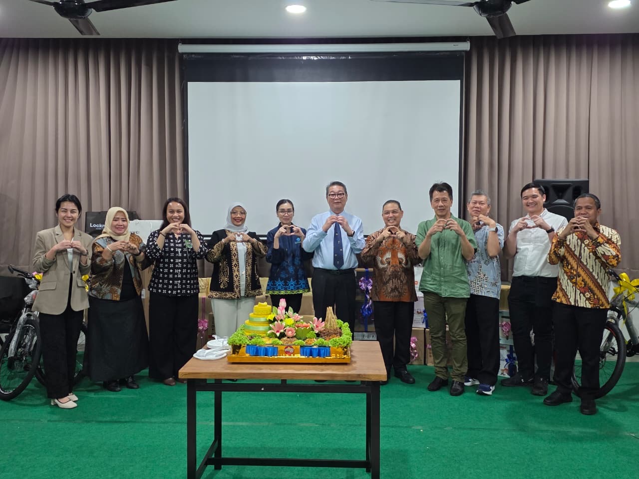 Gubernur Kalimantan Barat Ria Norsan berfoto bersama jajaran manajemen, tenaga medis, dan tamu undangan usai menghadiri syukuran Hari Ulang Tahun (HUT) ke-4 RS Medika Djaya di Aula RS Medika Djaya, Pontianak, Senin (27/7/2026) malam. Foto: Istimewa
