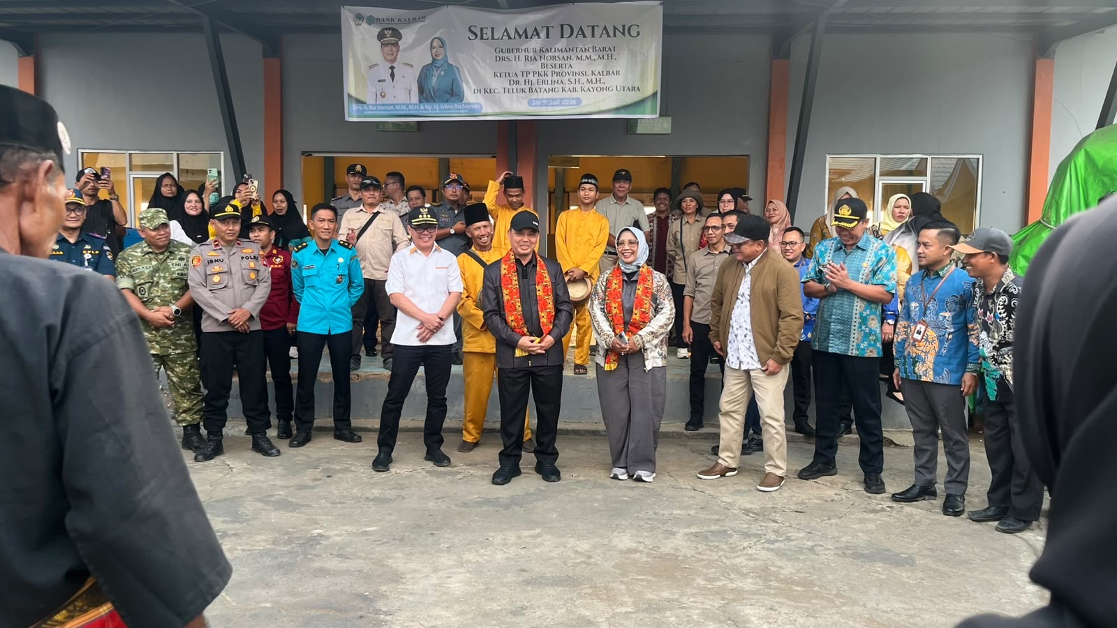 Gubernur Kalimantan Barat Ria Norsan dan rombongan tiba di Kecamatan Teluk Batang, Kabupaten Kayong Utara, untuk melaksanakan program Gema Membangun Desa sekaligus menghadiri MTQ ke-34 Tingkat Kalbar, Kamis (30/7/2026). Foto: Istimewa