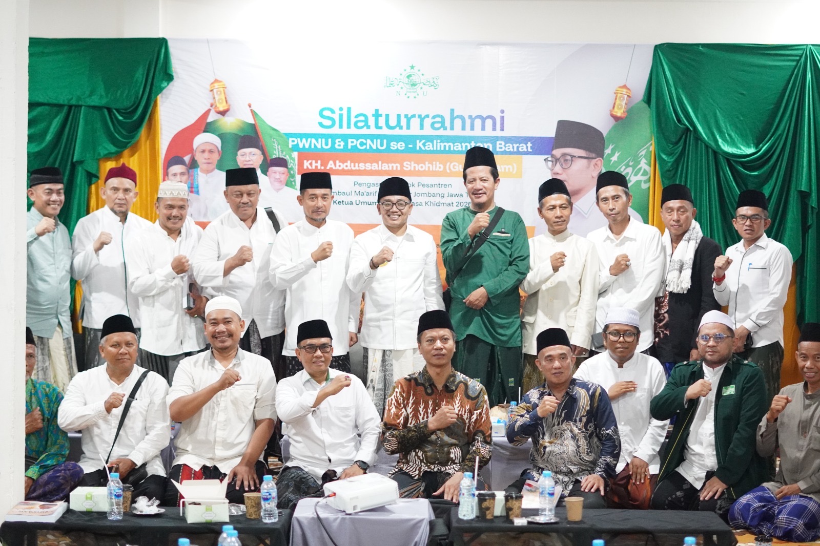 Calon Ketua Umum Pengurus Besar Nahdlatul Ulama (PBNU), KH Abdussalam Shohib (Gus Salam), berfoto bersama jajaran Pengurus Wilayah Nahdlatul Ulama (PWNU) dan Pengurus Cabang Nahdlatul Ulama (PCNU) se-Kalimantan Barat usai kegiatan silaturahmi di Pondok Pesantren Darul Hidayah, Kecamatan Rasau Jaya, Kabupaten Kubu Raya, Senin (6/7/2026) malam. Foto: Istimewa