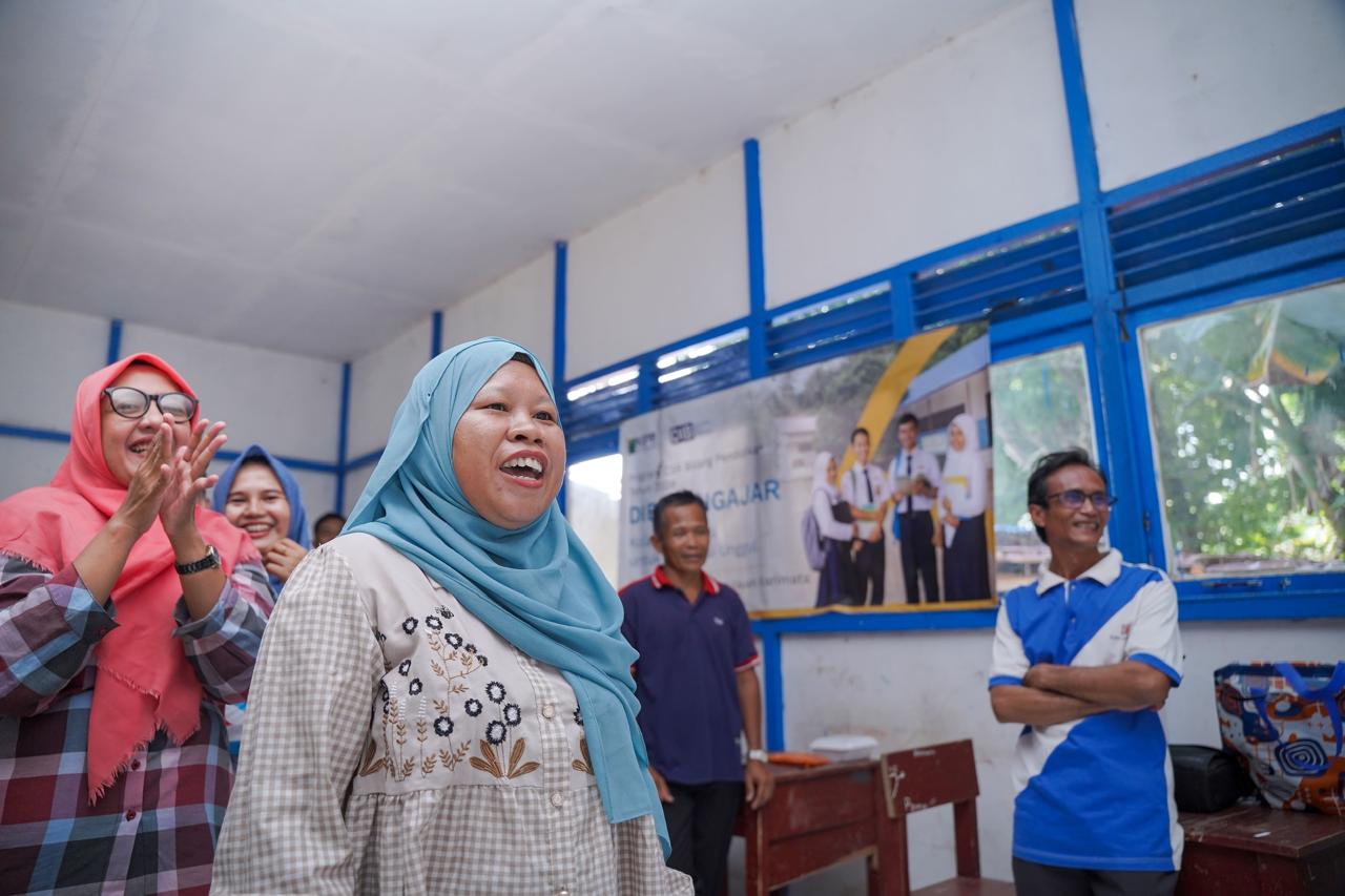 Para Guru berpartisipasi aktif dalam sesi Public Speaking untuk mengajar yang lebih interaktif pada kegiatan DIB Mengajar di SMP Negeri 03 Kepulauan Karimata, Desa Pelapis, Kabupaten Kayong Utara, Jumat (24/7/2026). Foto: Istimewa
