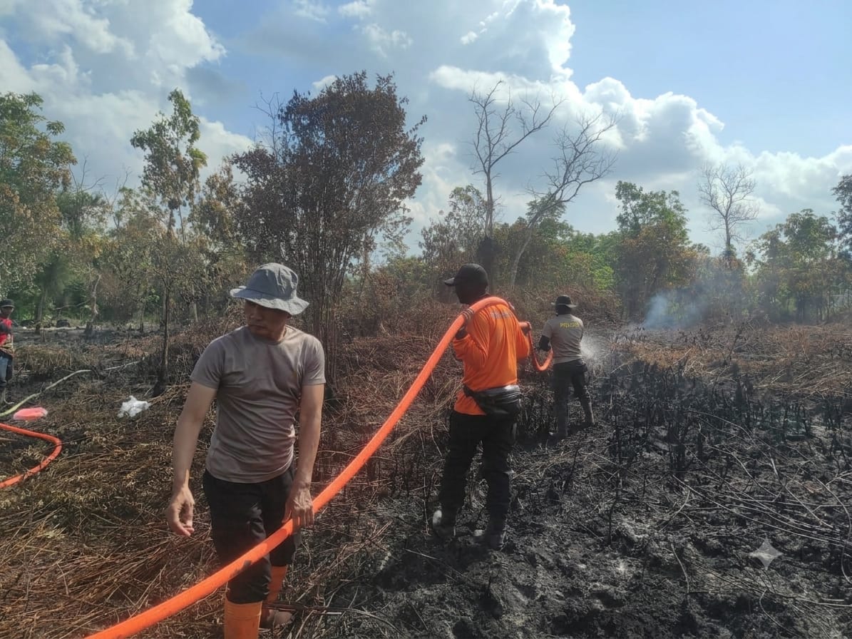 Personel Polres Kubu Raya bersama tim gabungan melakukan pemadaman sisa titik api di lahan yang terbakar di Kubu Raya. Foto: Istimewa