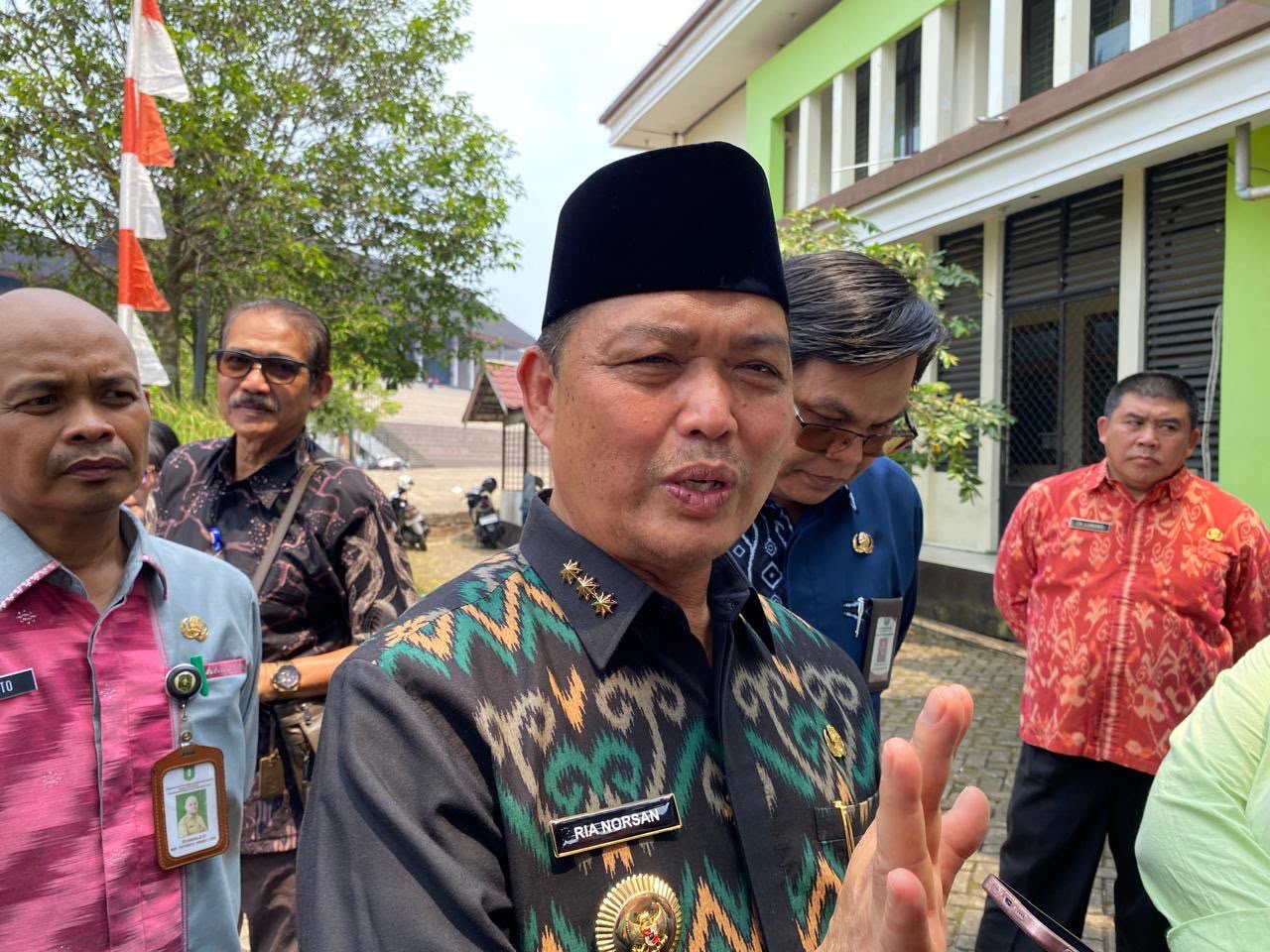 Gubernur Kalimantan Barat Ria Norsan memberikan keterangan kepada awak media di sela kegiatan, Kamis (13/8/2026). Norsan mendorong potensi kelautan dan perikanan Kalbar terus dikembangkan melalui hilirisasi agar menghasilkan produk bernilai tambah dan memberikan manfaat ekonomi lebih besar bagi masyarakat. Foto: Man Keling