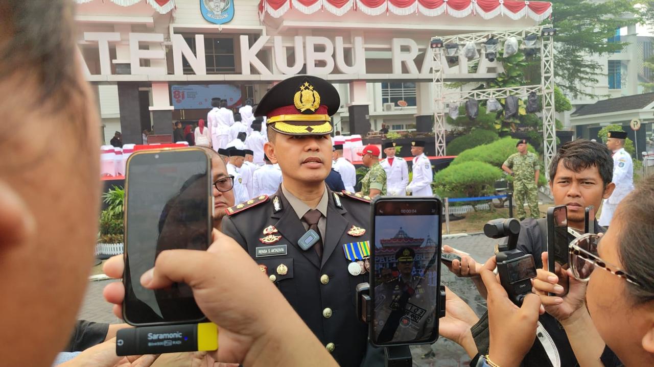 Kapolres Kubu Raya AKBP Rensa S. Aktadivia memberikan keterangan kepada wartawan terkait penanganan Karhutla di Kubu Raya. Foto: Istimewa