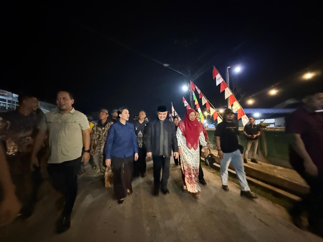 Gubernur Kalimantan Barat Ria Norsan didampingi Bupati Landak, Karolin Margret Natasa saat tiba di Desa Serimbu, Kecamatan Air Besar, Kabupaten Landak, Jumat (28/8/2026) malam. Foto: Istimewa