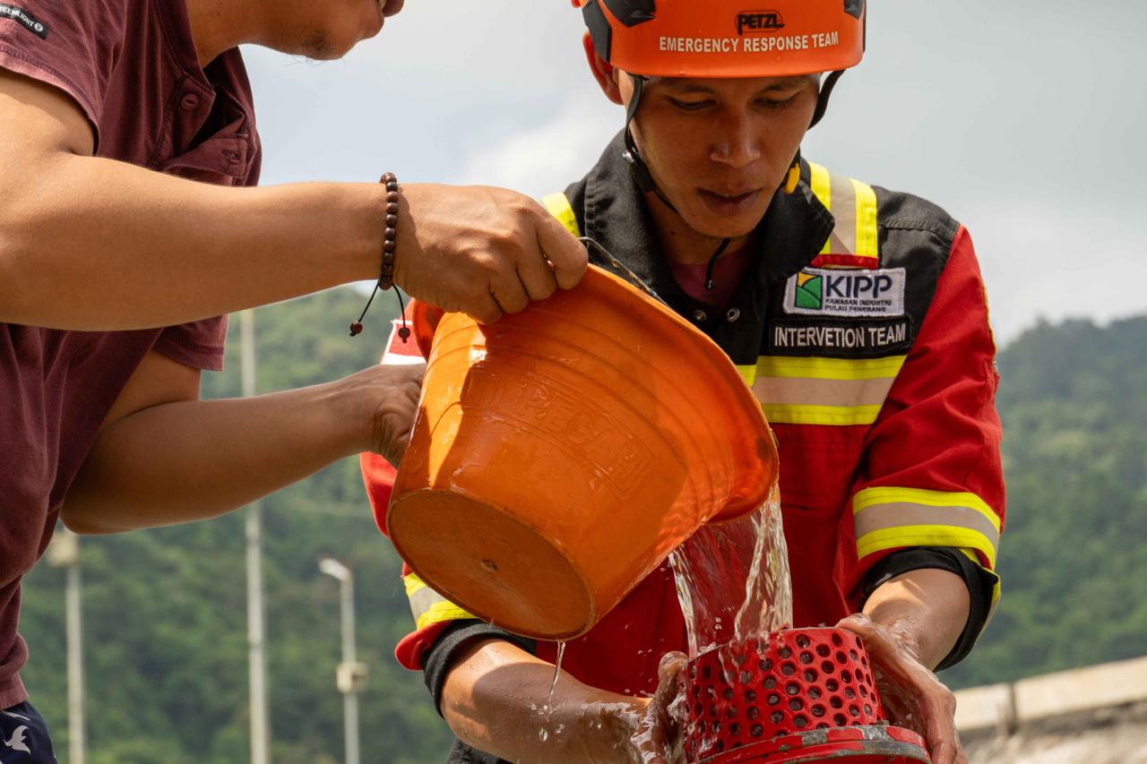 Tim HSE Kawasan Industri Pulau Penebang memberikan contoh penggunaan alat pemadam kebakaran kepada peserta pelatihan Desa Tangguh Bencana kepada warga Desa Pelapis. Masyarakat menjadi bagian penting sistem mitigasi bencana sesuai dengan Peraturan BNPB Nomor 7 Tahun 2025 tentang Desa dan Kelurahan Tangguh Bencana (Destana). Foto: Istimewa