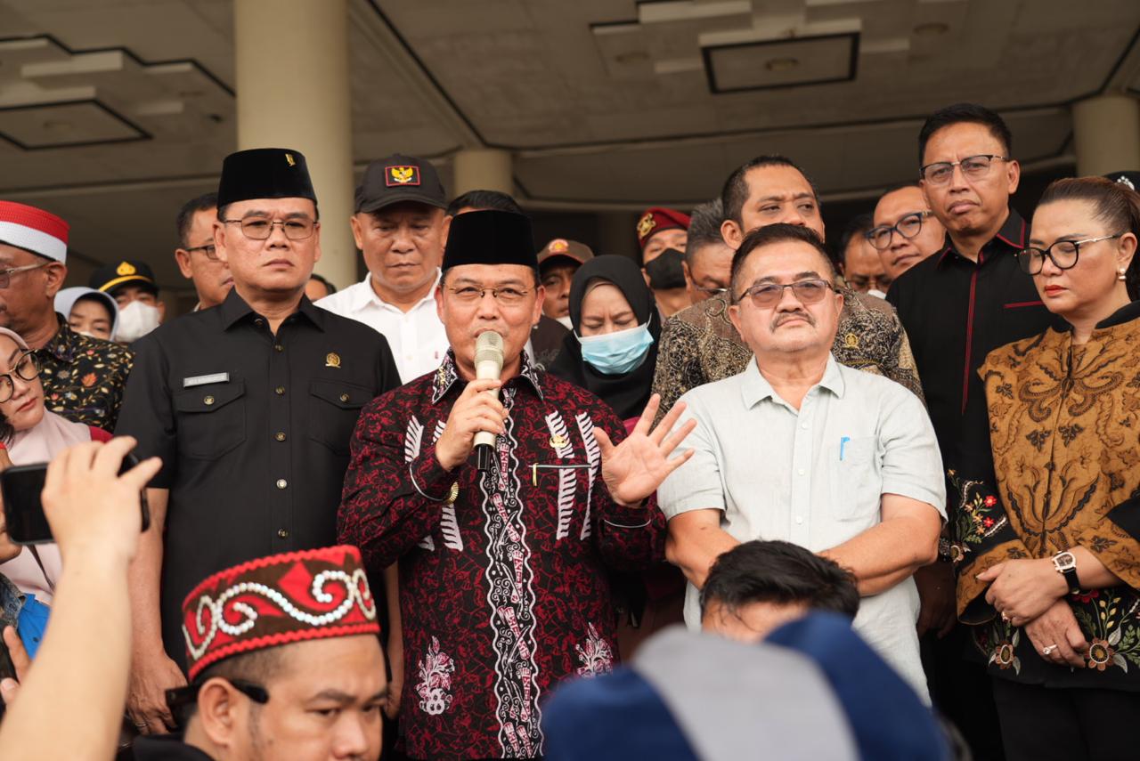 Gubernur Kalimantan Barat Ria Norsan berdialog dengan massa aksi di Kantor DPRD Provinsi Kalimantan Barat, Kamis (27/8/2026). Foto: Istimewa