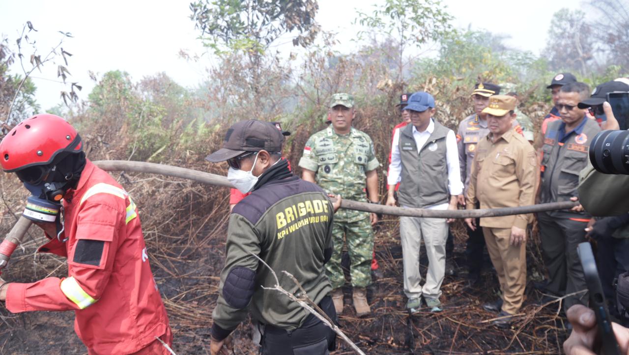 Gubernur Kalbar Ria Norsan bersama Menteri Kehutanan Republik Indonesia Raja Juli Antoni, jajaran TNI, Polri, dan tim penanggulangan karhutla meninjau langsung lokasi kebakaran hutan dan lahan di Kecamatan Rasau Jaya, Kabupaten Kubu Raya, Senin (24/8/2026). Foto: Isimewa