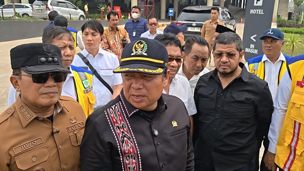 Ketua Komisi V DPR RI, Lasarus didampingi Bupati Kubu Raya, Sujiwo saat groundbreaking pembangunan Instalasi Pengolahan Air (IPA) Perumdam Tirta Raya Kubu Raya di Desa Arang Limbung Kecamatan Sungai Raya Kabupaten Kubu Raya, Senin (24/8/2026). Foto: Istimewa