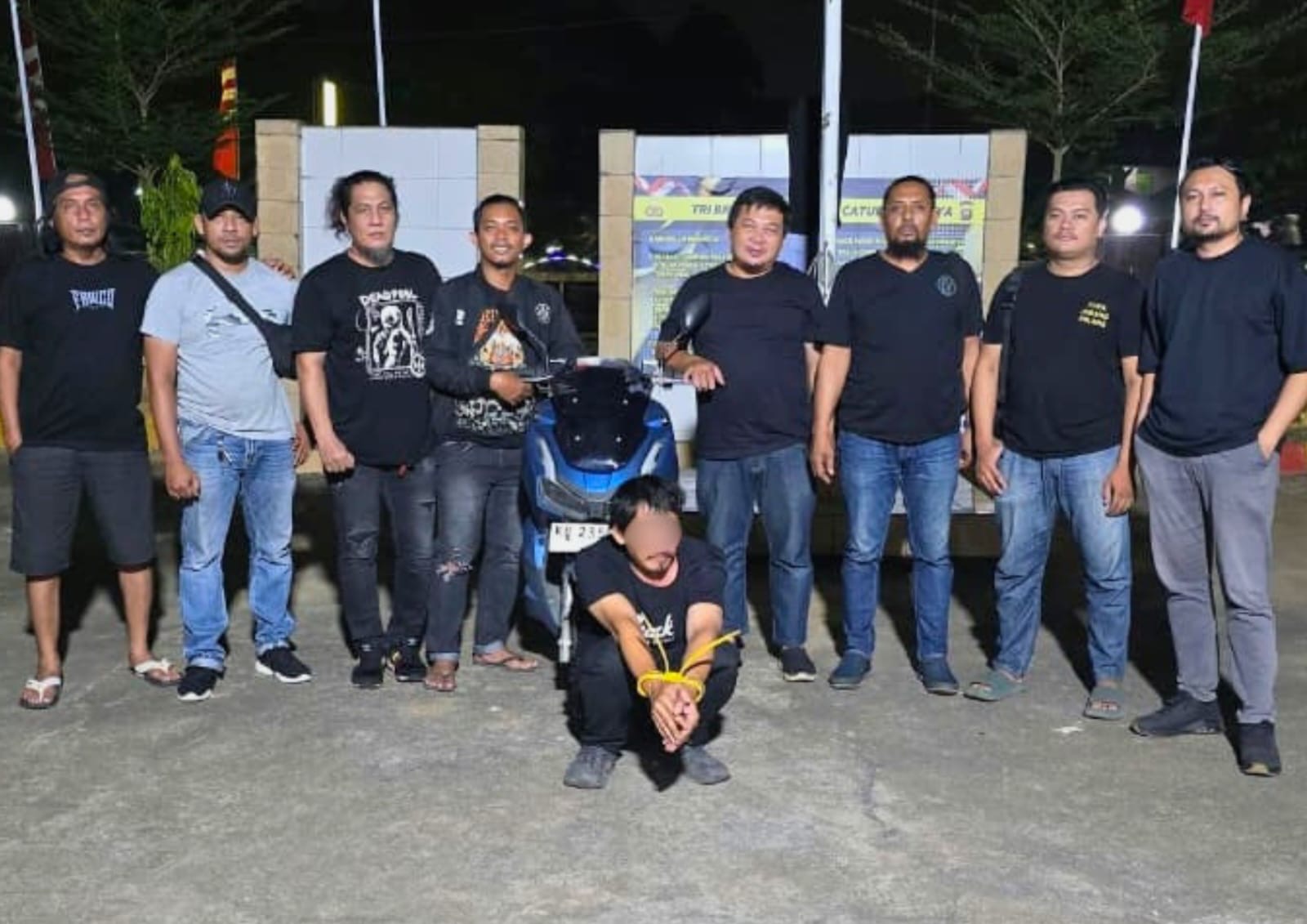Terduga pelaku pencurian Honda ADV 150 dan aki mobil, Ahin diamankan Tim URC Polres Kubu Raya bersama Unit Opsnal Polsek Pontianak Timur di kawasan Kampung Beting. Foto: Istimewa