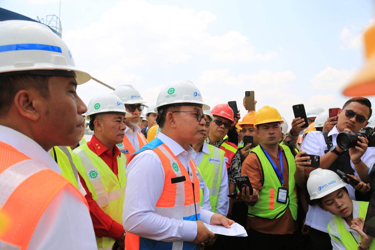 Kepala Staf Kepresidenan RI, Dudung Abdurachman memberikan keterangan kepada wartawan usai menghadiri pelepasan ekspor komoditas Alumina Hydroxide dan Alumina Oxide oleh PT Indonesia Chemical Alumina (ICA) di Pelabuhan Dwikora, Pontianak, Jumat (7/8/2026). Foto: Man Keling